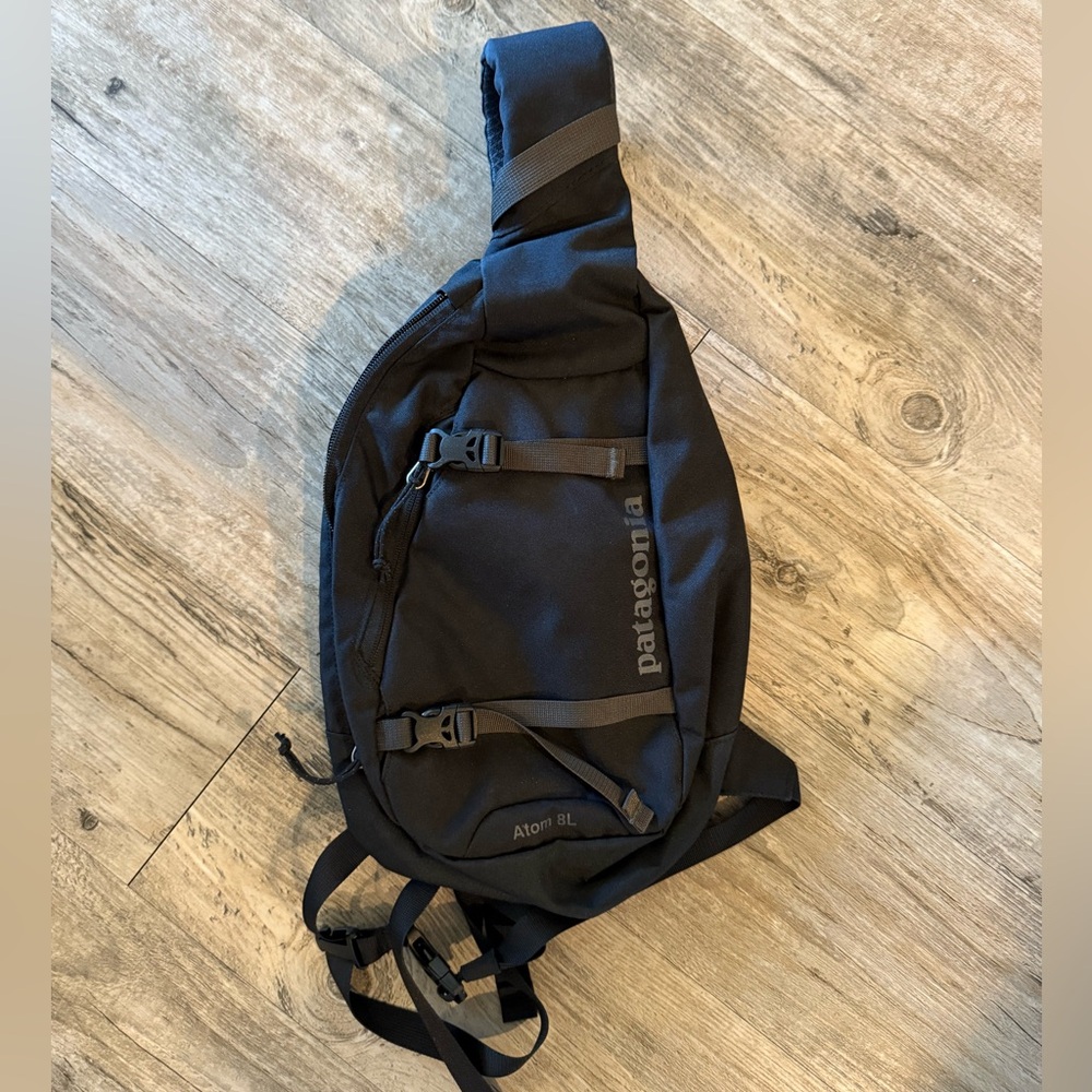 Patagonia Atom 8 Sling Pack Crossbody Travel Hiking Backpack Black